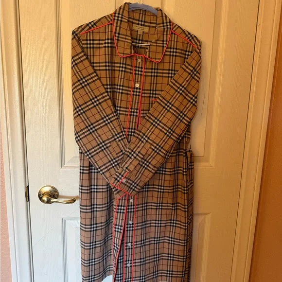 Beautiful authentic Burberry dress runs small it’s like size 6 - Picture 2 of 6